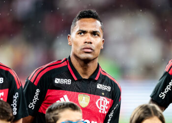 Flamengo encaminha renovação de Alex Sandro até 2027