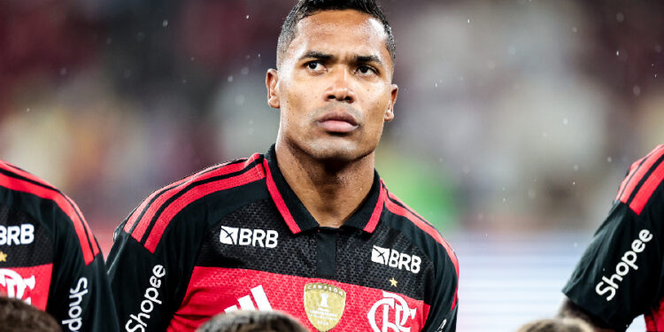 Flamengo encaminha renovação de Alex Sandro até 2027