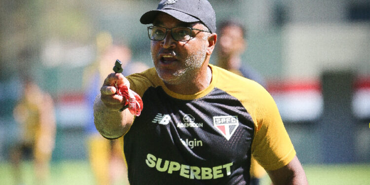 Roger Machado recebe consulta da Chapecoense, mas prioriza trabalhos no exterior