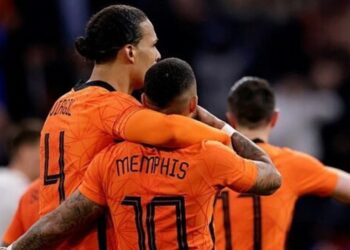 Memphis aparece ao lado do capitão da Holanda em arte oficial do elenco antes da Copa; veja