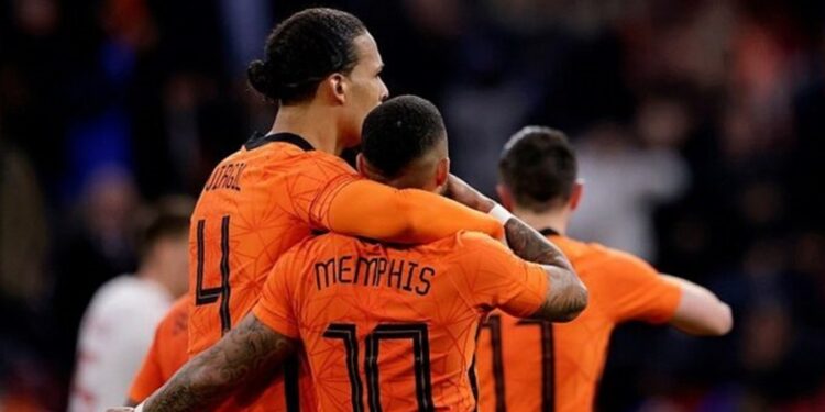 Memphis aparece ao lado do capitão da Holanda em arte oficial do elenco antes da Copa; veja