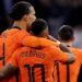 Memphis aparece ao lado do capitão da Holanda em arte oficial do elenco antes da Copa; veja