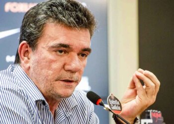 Torcida do Corinthians protesta contra Andrés Sanchez antes de votação