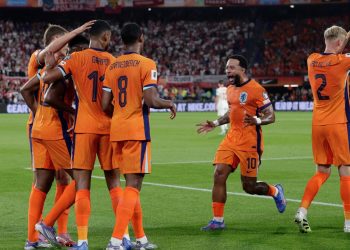 Memphis dá entrada forte em treino da Holanda e vídeo viraliza no mundo; assista